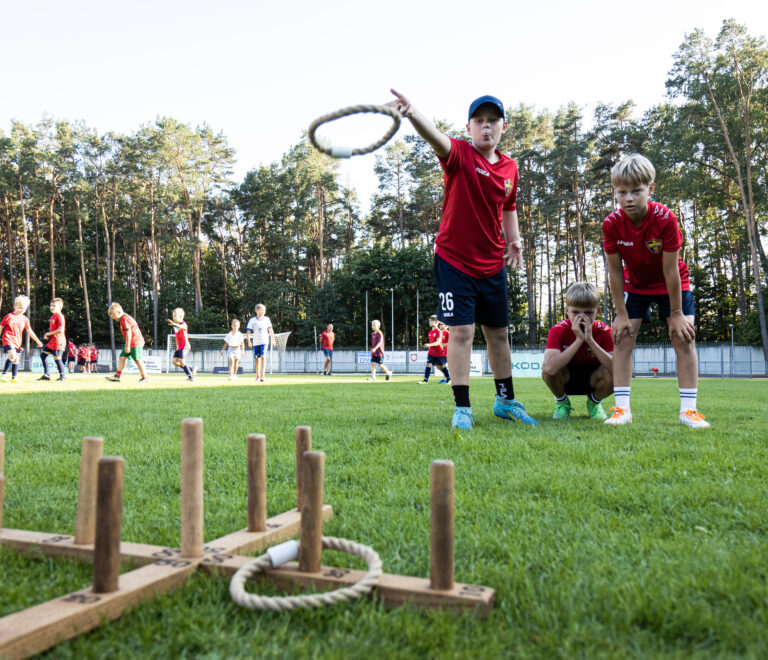 Futbolo akademija „Dainava“ kviečia į vasaros stovyklą berniukams ir mergaitėms!